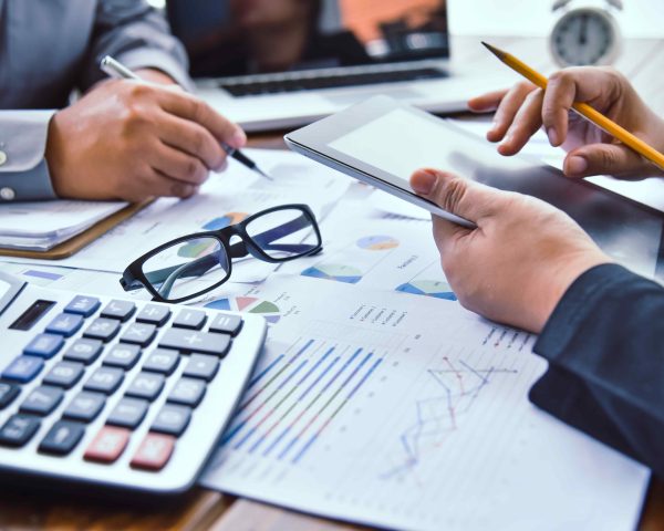 team-businessmans-job-working-with-laptop-open-space-office-meeting-report-progress